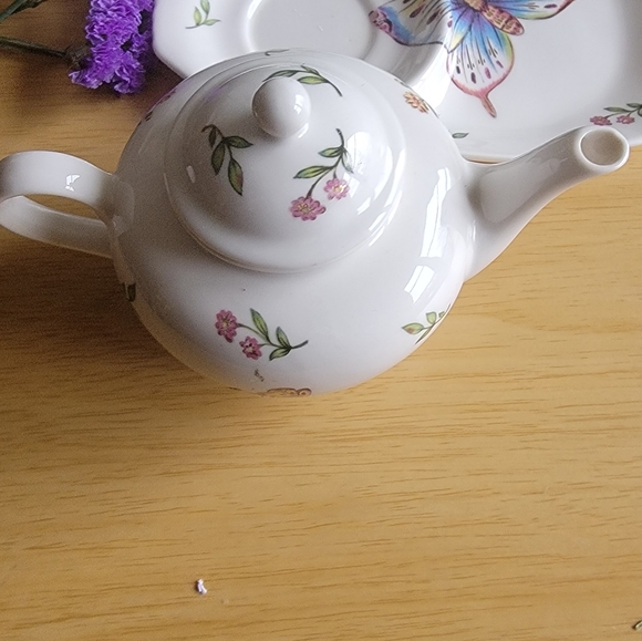 NANTUKET Floral Butterfly Teapot and Saucer Set - Picture 3 of 9